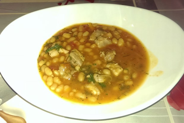 Свинина с фасолью в томатном соусе