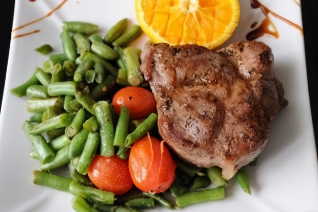 Свинина с карамелизированным картофелем и красными апельсинами