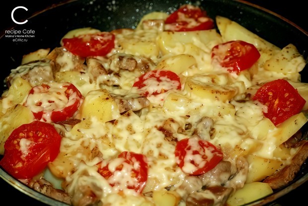 Свинина с картофелем, запеченная под сыром на сковороде «по-французски»