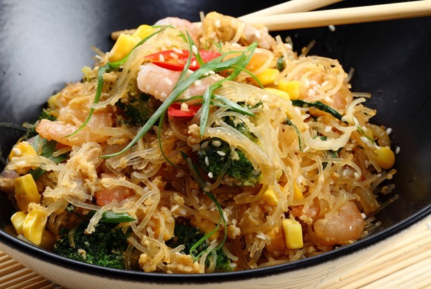 Свинина с креветками, яйцом и рисовой лапшой