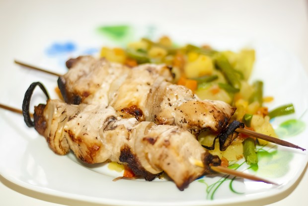 Свинина с луком на шпажках, запеченная в аэрогриле