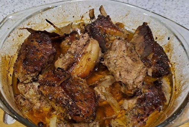 Свинина с луком в духовке