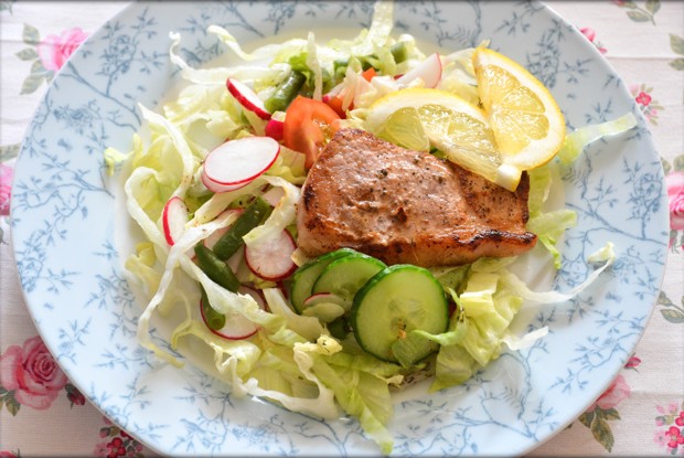 Свинина с овощным салатом