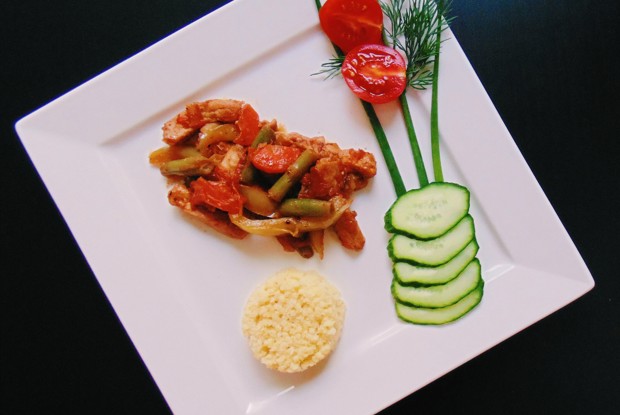 Свинина с овощами и пшеном на балканский мотив