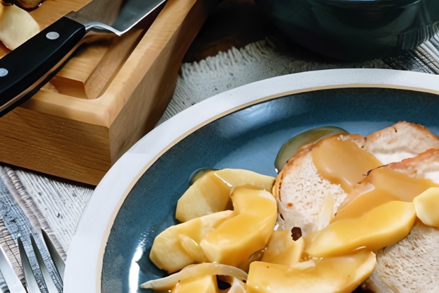 Свинина с пассерованными яблоками, сидром и корицей