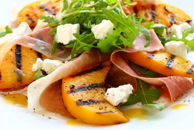 Свинина с персиками на гриле