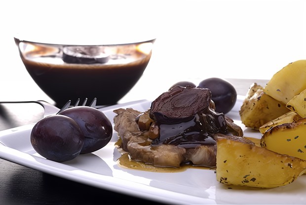 Свинина с шоколадом, черносливом, изюмом и корицей