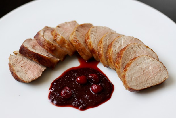 Свинина с соусом из сушеной вишни, меда и гвоздики