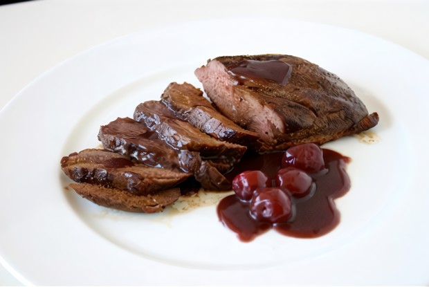 Свинина с сушеной вишней и красным вином