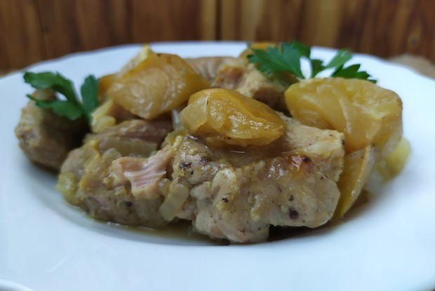 Свинина с яблоками в рукаве