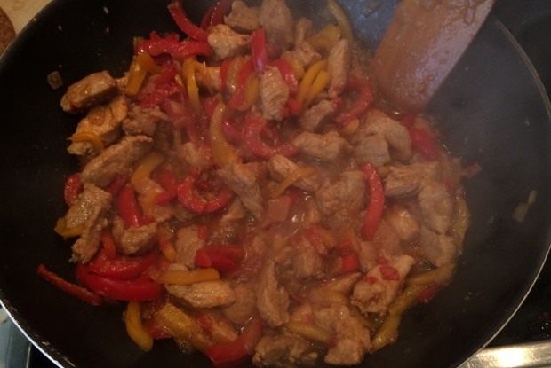 Свинина со сладким перцем, тушеная в темном пиве