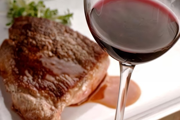 Свинина тушеная в красном вине и молоке по-итальянски