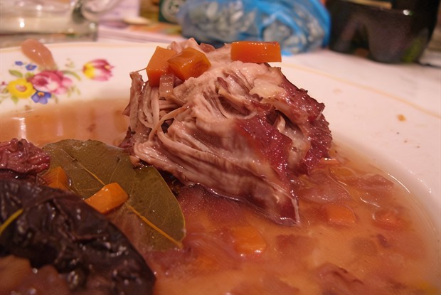 Свинина, тушенная в красном игристом вине