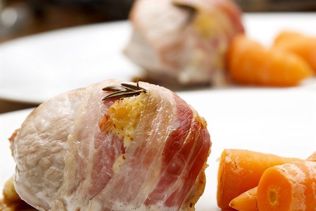 Свинина в беконе с яблоками