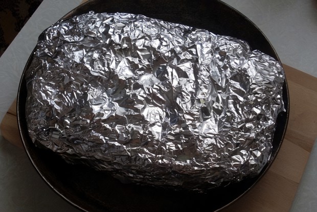 Свинина в фольге со специями и чесноком