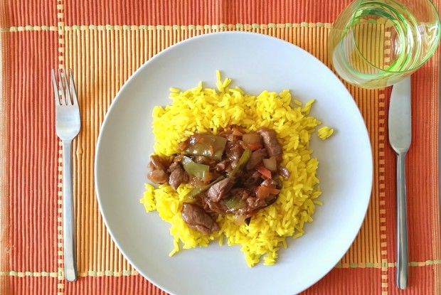 Свинина в кисло-сладком соусе с ананасами и рисом