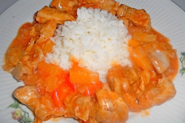 Свинина в кисло-сладком соусе с ананасами