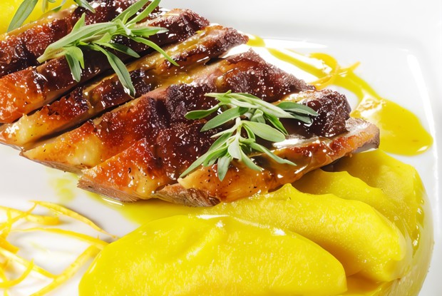 Свинина в кленовой глазури с яблоками