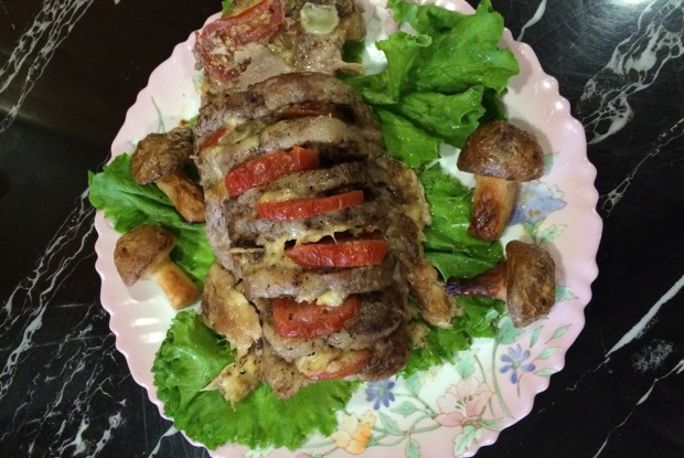 Свинина, запеченная гармошкой, с картофельными грибочками
