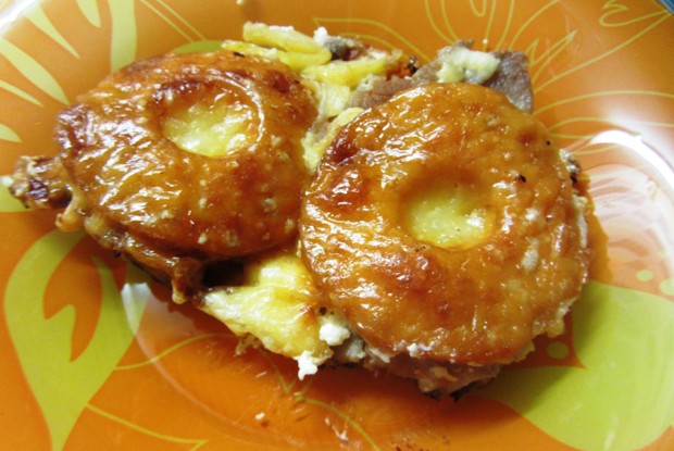 Свинина, запеченная с ананасами и сыром
