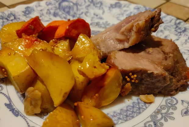 Свинина запеченная с картофелем и морковью