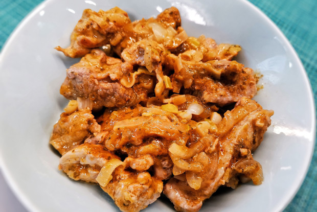 Свиной гуляш в сливовом соусе