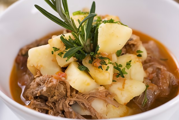 Свиное рагу с яблоками и капустой