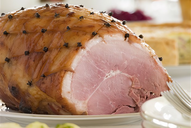 Свиной окорок с гвоздикой
