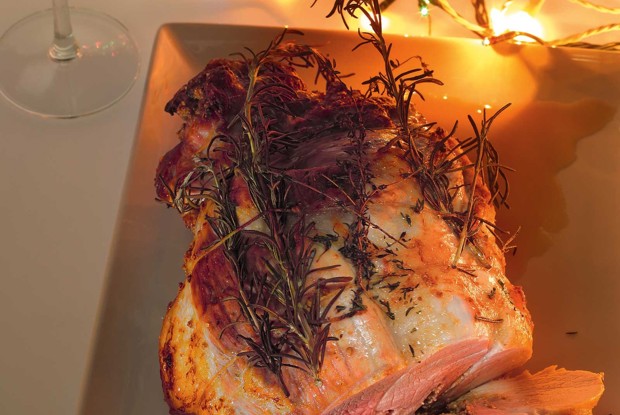 Свиной окорок с миндальным драже, кориандром и пюре из корня сельдерея