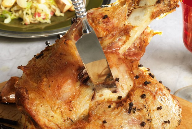 Свиной окорок с тушеной капустой и печеным пастернаком