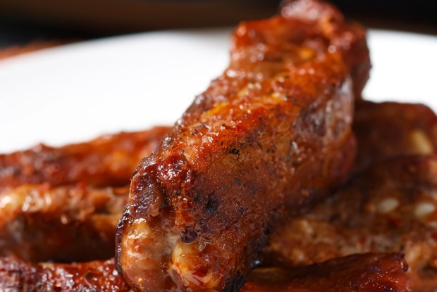 Свиной окорок, запеченный с соусом барбекю и луком