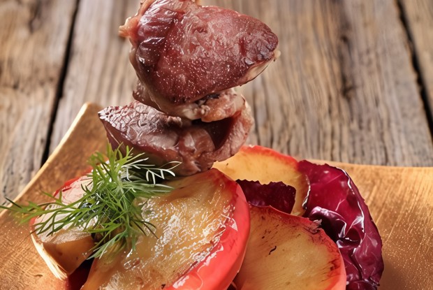 Свиной шашлык с яблоками и красным луком