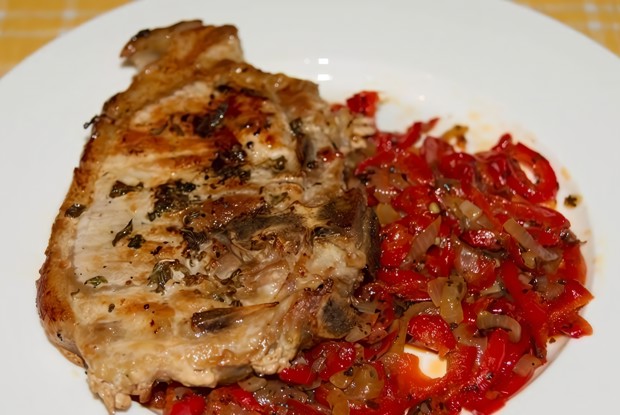 Свиной стейк на косточке с жареным перцем