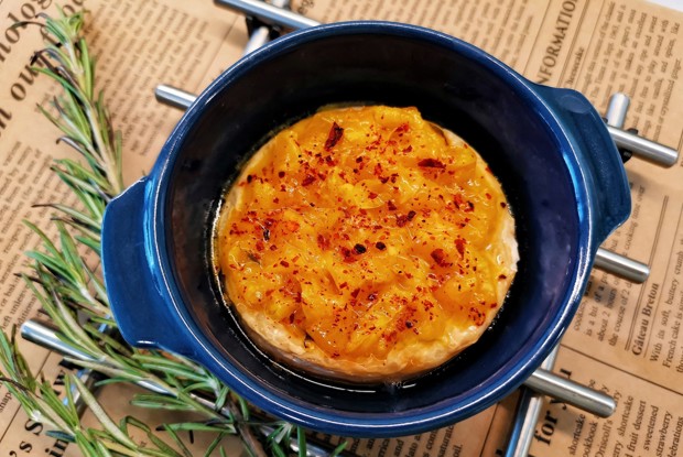 Сыр бри с мандариновым чатни