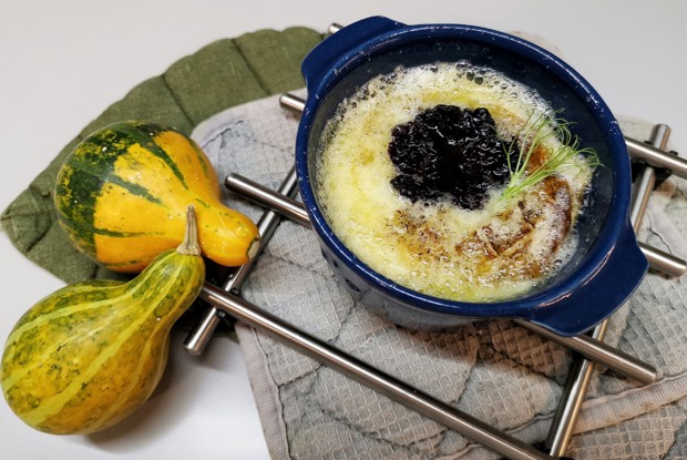 Сыр бри с ягодным чатни