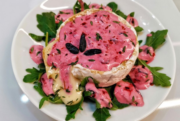 Сыр бри с ягодным кремом