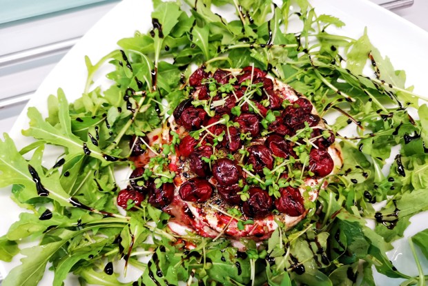 Сыр бри, запеченный с вишней