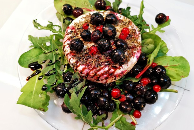 Сыр бри, запеченный с ягодами