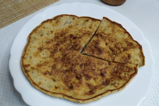 Сырная лепешка с тунцом и зеленью