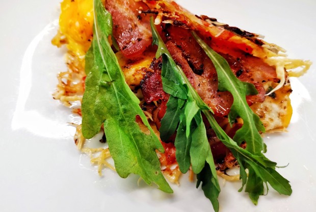 Сырная лепешка с яйцом и беконом