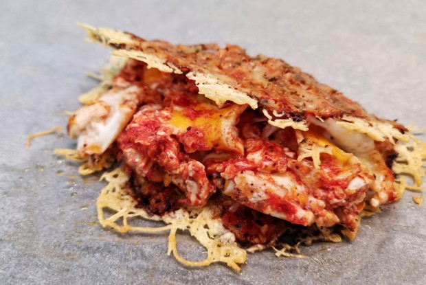 Сырная лепешка с яйцом и томатом