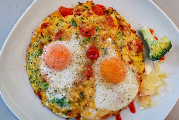 Сырная яичница с брокколи