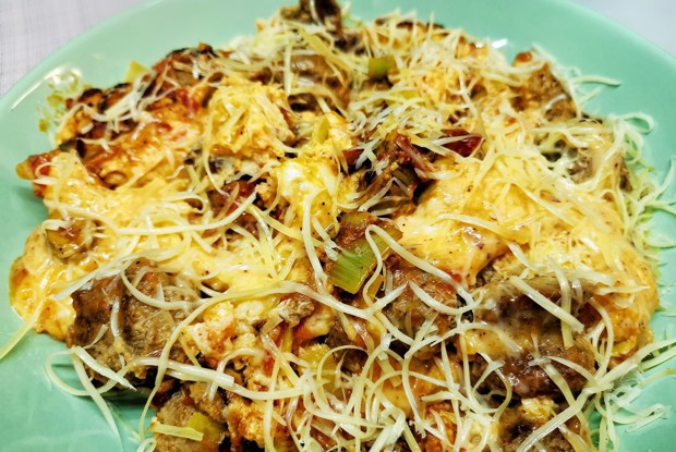 Сырная яичница с мясными колбасками и оливками