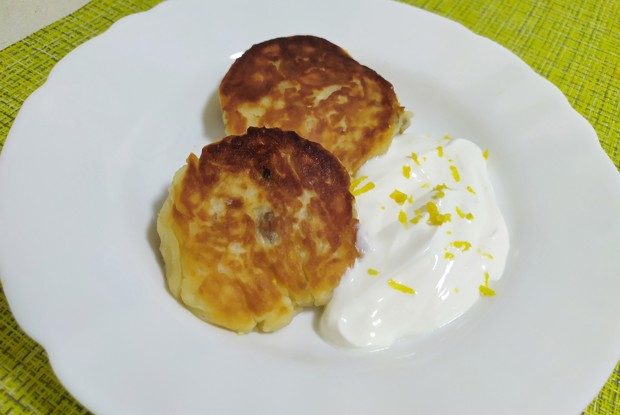 Сырники из творожной массы с изюмом