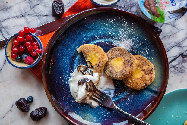 Сырники с кукурузной мукой, орехами и финиками