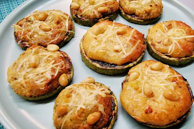 Сырно-чесночная закуска из кабачка с кедровыми орешками