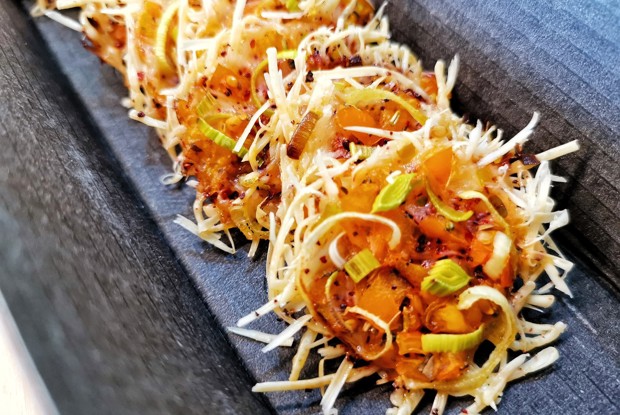 Сырно-томатные чипсы с луком