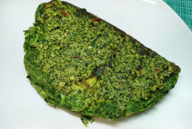 Сырный омлет со шпинатом и соусом песто