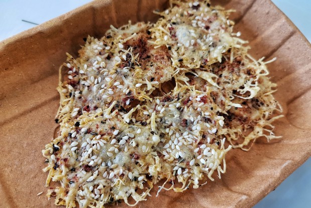 Сырные чипсы по-итальянски с кунжутом