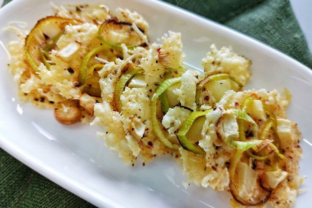 Сырные чипсы с луком и аджикой